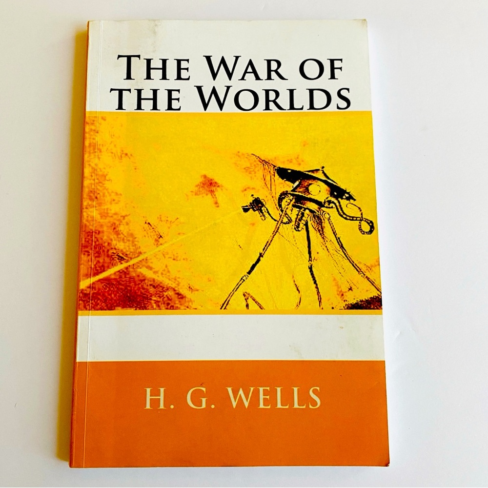 THE WAR OF THE WORLDS H.G.WELLS PAPERBACK BOOK